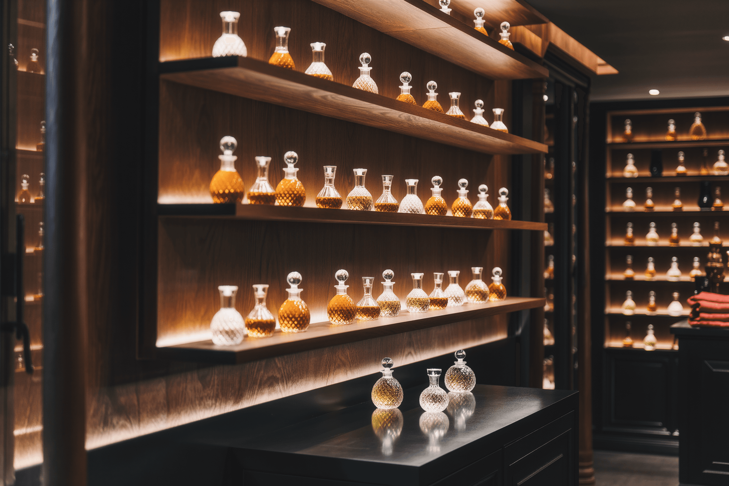 Salon Aurelio à Grasse — étagères de flacons